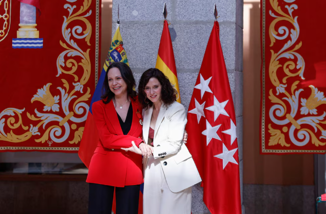 María Corina Machado recibe la medalla de Oro de Madrid en la Puerta del Sol ante miles de venezolanos en un evento masivo: “Hoy comienza el regreso a casa”