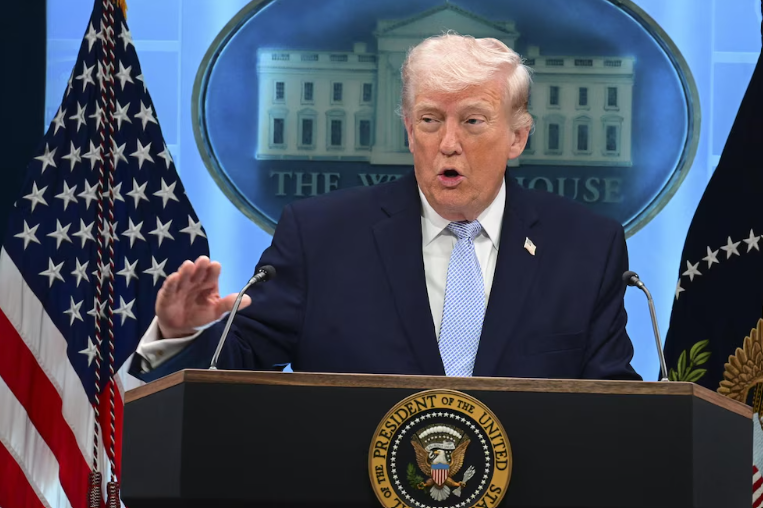 Trump le ordenó a la Marina de EEUU que destruya a todas las lanchas iraníes que coloquen minas en el estrecho de Ormuz