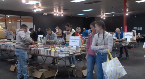 La popular venta benéfica de libros está a punto de alcanzar los 100.000 dólares.