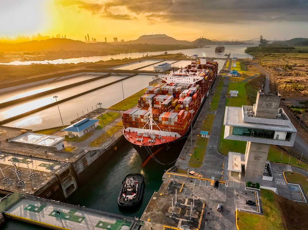 Buques pagan más de $1 millón por cruzar el Canal de Panamá en medio de alta demanda