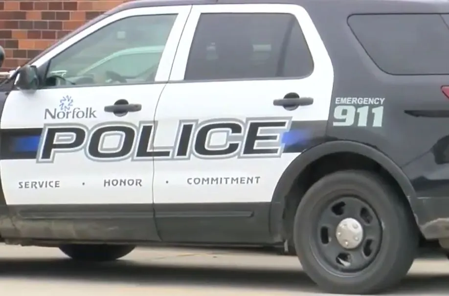 Un sospechoso falleció en la cárcel de la ciudad de Norfolk, según informó la policía