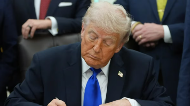 Trump ‘se la aplica’ a Europa: Aumenta arancel al 25% a autos y camiones de la Unión Europea