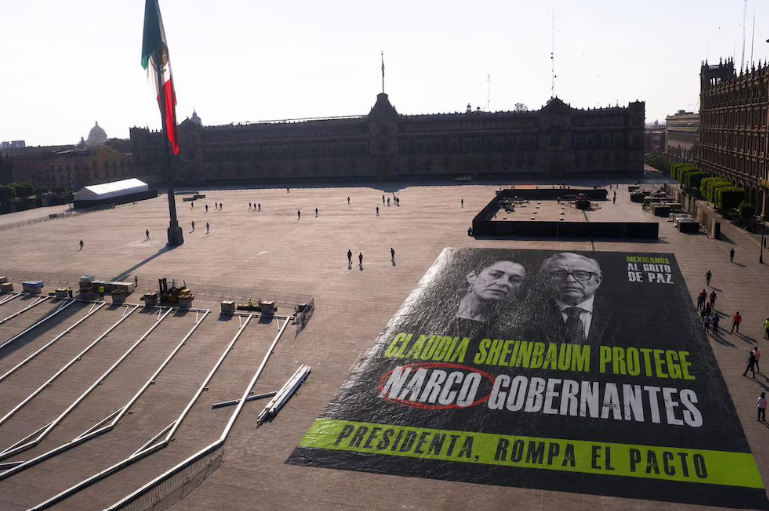 Activistas instalan lona con imagen de Sheinbaum y Rocha Moya en el Zócalo: exigen romper el “pacto de impunidad”