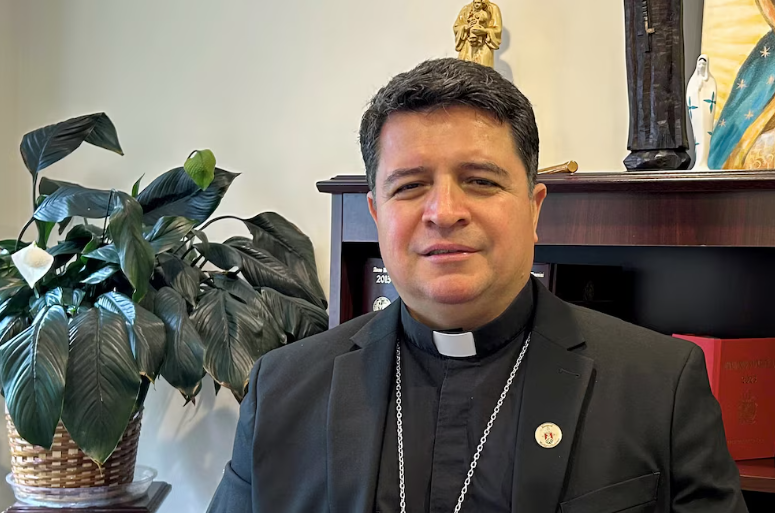 El recorrido de un migrante salvadoreño que, tras sobrevivir a la guerra y huir en un maletero, logró ser nombrado obispo en Estados Unidos