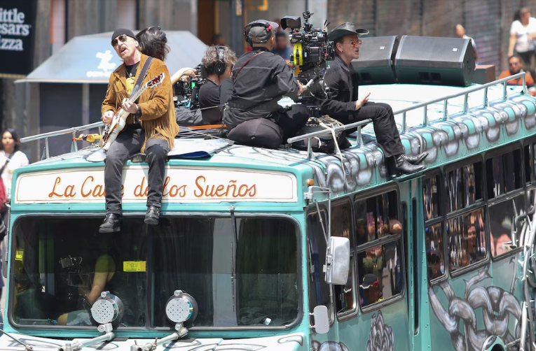 U2 se refugió de la lluvia en casa de un vecino de CDMX y tocaron varias canciones