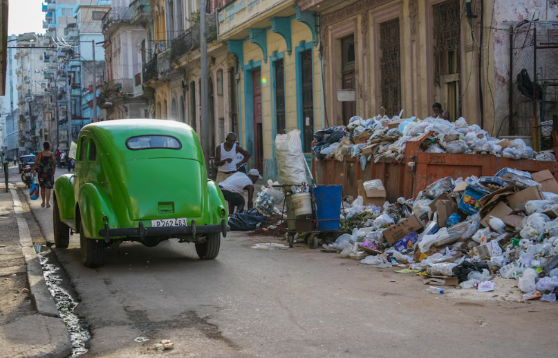 Crisis sanitaria en La Habana: la quema de basura se impone ante el colapso del servicio de recolección