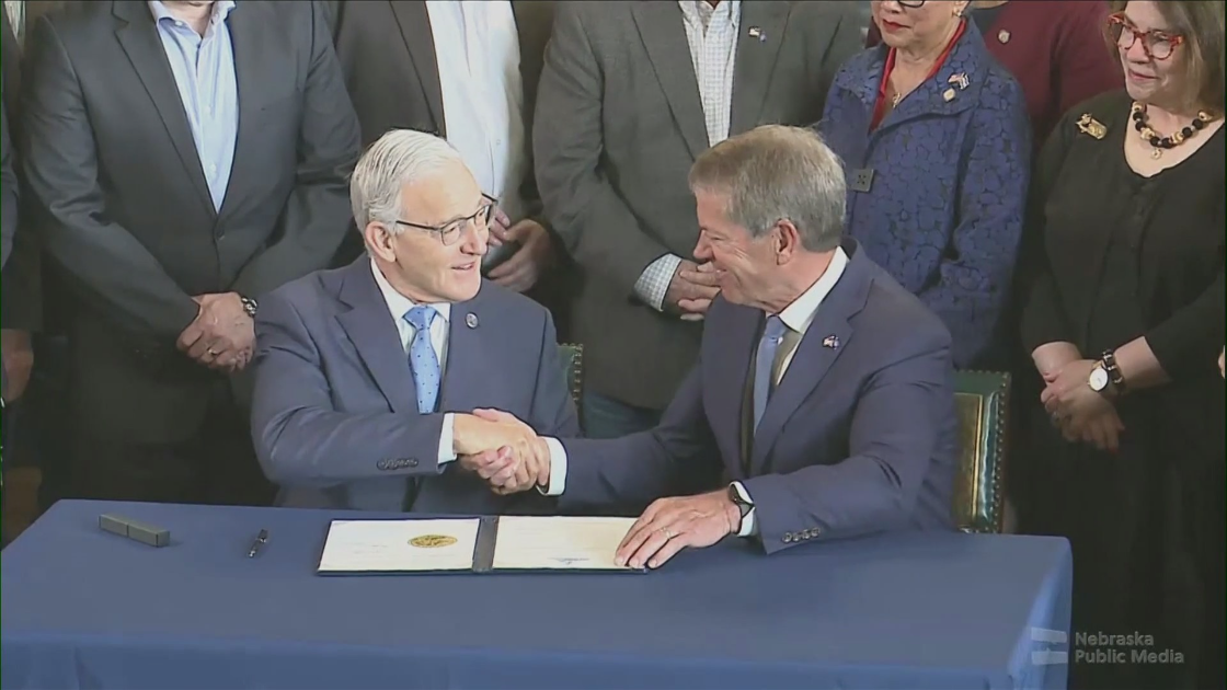 El gobernador de Nebraska, Jim Pillen, firma una orden ejecutiva sobre antisemitismo