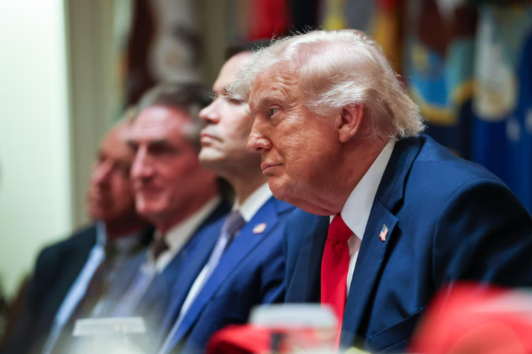 Trump dijo que la ley votada por el Congreso para limitar sus decisiones en la guerra con Irán es “antipatriótica” y “sin sentido”