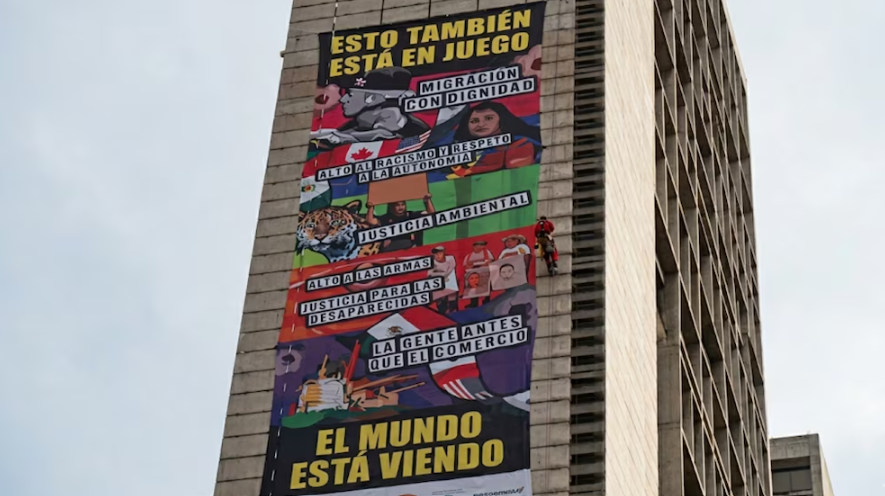 Greenpeace despliega lona en la Estela de Luz a días la inauguración del Mundial: “Esto también está en juego” Greenpeace despliega lona en la Estela de Luz a días la inauguración del Mundial: “Esto también está en juego”