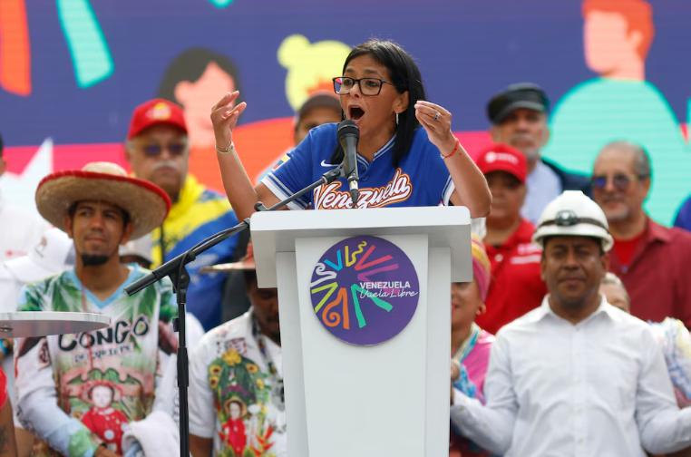 Delcy Rodríguez remueve de sus cargos en el Ejecutivo a un edecán de Maduro y a la hija menor de Hugo Chávez Delcy Rodríguez remueve de sus cargos en el Ejecutivo a un edecán de Maduro y a la hija menor de Hugo Chávez
