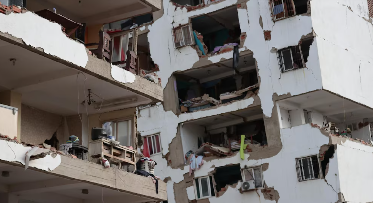 Angustia y gritos de auxilio en Catia La Mar, la zona turística devastada por el terremoto en Venezuela que espera por rescatistas