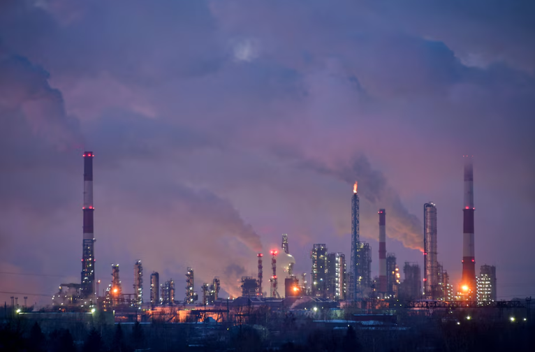 Los precios del petróleo cayeron más de 4% y borraron un repunte previo