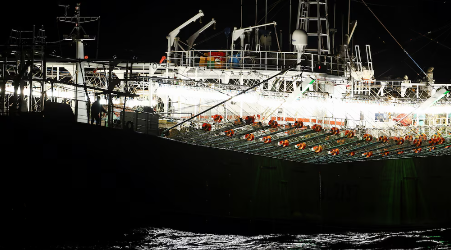Depredación: casi 400 barcos pesqueros chinos operan frente a Perú y se preparan para llegar a Ecuador