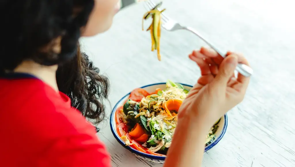 4 hábitos alimenticios que parecen inocentes pero están destruyendo tu salud