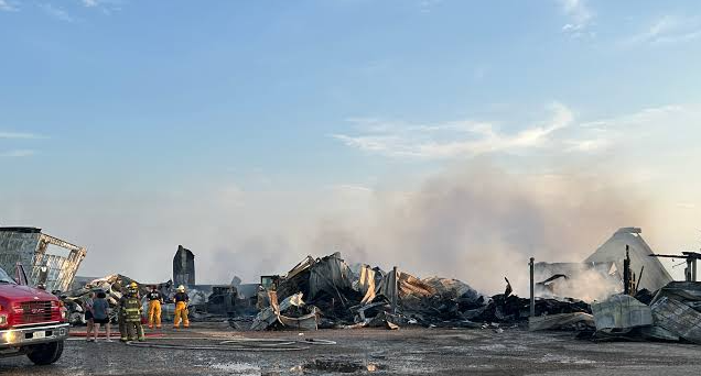 Los equipos de bomberos luchan contra el incendio de una estructura en Salix Los equipos de bomberos luchan contra el incendio de una estructura en Salix