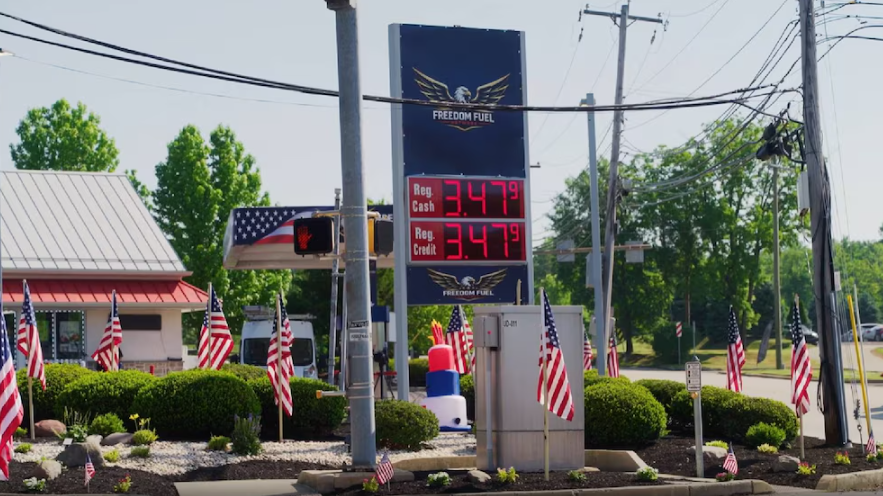 Abre la primera estación “Freedom Fuel” en Pensilvania con el galón de gasolina a USD 3,47 tras el anuncio de Trump