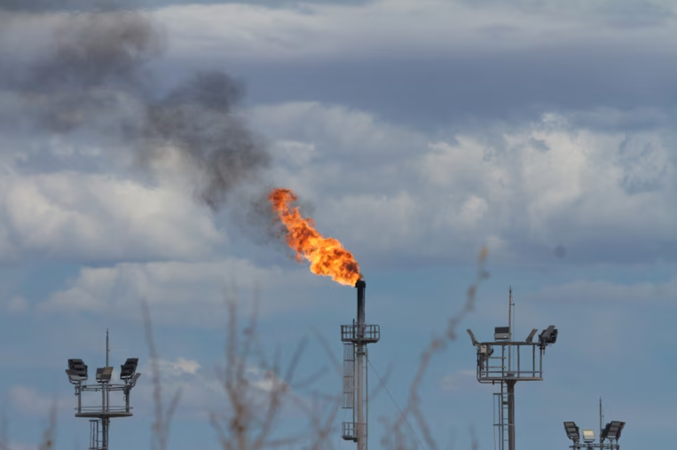 El petróleo sube más de 4% tras la reanudación de los ataques entre EEUU e Irán y la amenaza de cierre del estrecho de Ormuz