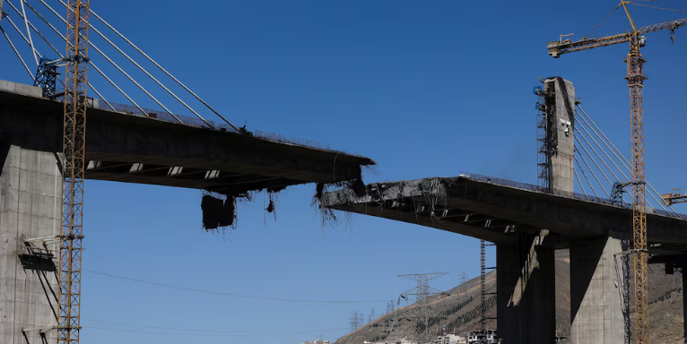 Donald Trump dijo que ordenará ataques contra centrales eléctricas y puentes si Irán se niega a negociar Donald Trump dijo que ordenará ataques contra centrales eléctricas y puentes si Irán se niega a negociar