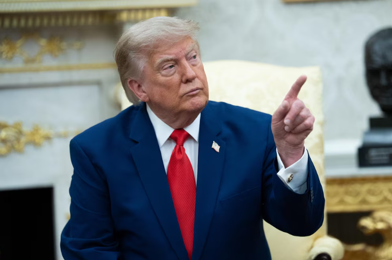 Trump advirtió que EEUU bombardeará puentes y centrales eléctricas de Irán por cada disparo contra buques en el estrecho de Ormuz