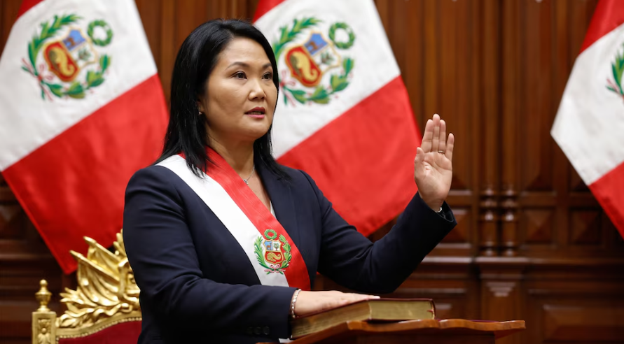 El fujimorismo vuelve al poder: Keiko Fujimori asume la presidencia de Perú en el mismo día en que su padre lo hizo hace 36 años