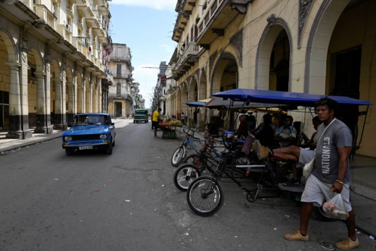 El régimen de Cuba abrió gasolineras, farmacias y geriátricos al sector privado en medio de la crisis económica El régimen de Cuba abrió gasolineras, farmacias y geriátricos al sector privado en medio de la crisis económica