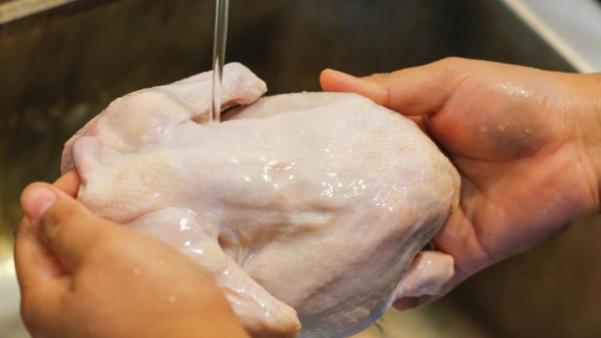 Por qué no se debe lavar el pollo crudo: el peligro oculto en tu cocina Por qué no se debe lavar el pollo crudo: el peligro oculto en tu cocina