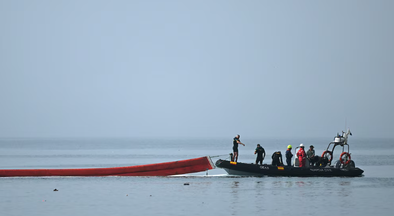 España instala en el mar la barrera de contención en Ceuta para frenar la llegada de migrantes a nado desde Marruecos: tendrá una parte visible y otra sumergida España instala en el mar la barrera de contención en Ceuta para frenar la llegada de migrantes a nado desde Marruecos: tendrá una parte visible y otra sumergida