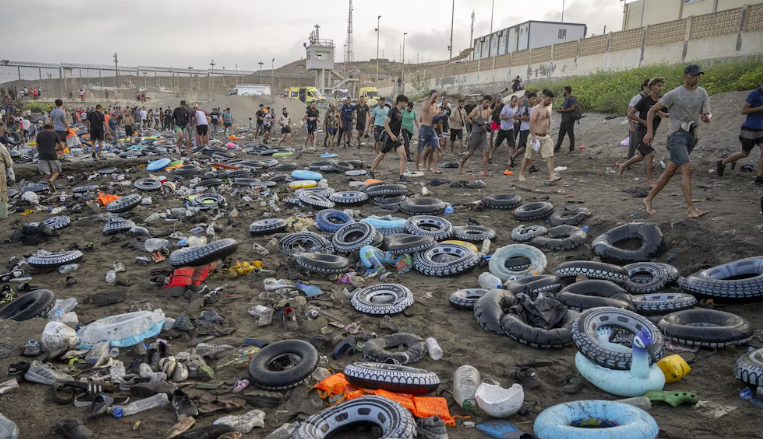 Quiénes son las mafias a las que apuntan España y Marruecos como causantes de la crisis de Ceuta: así operan las redes que trafican con migrantes Quiénes son las mafias a las que apuntan España y Marruecos como causantes de la crisis de Ceuta: así operan las redes que trafican con migrantes