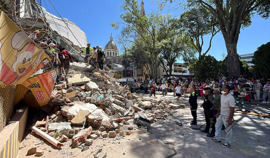 Fuerte temblor de 7,4 se sintió en Colombia: al menos 70 muertos dejan los derrumbes estructurales en Pereira, Manizales, Chocó y Valle del Cauca Fuerte temblor de 7,4 se sintió en Colombia: al menos 70 muertos dejan los derrumbes estructurales en Pereira, Manizales, Chocó y Valle del Cauca