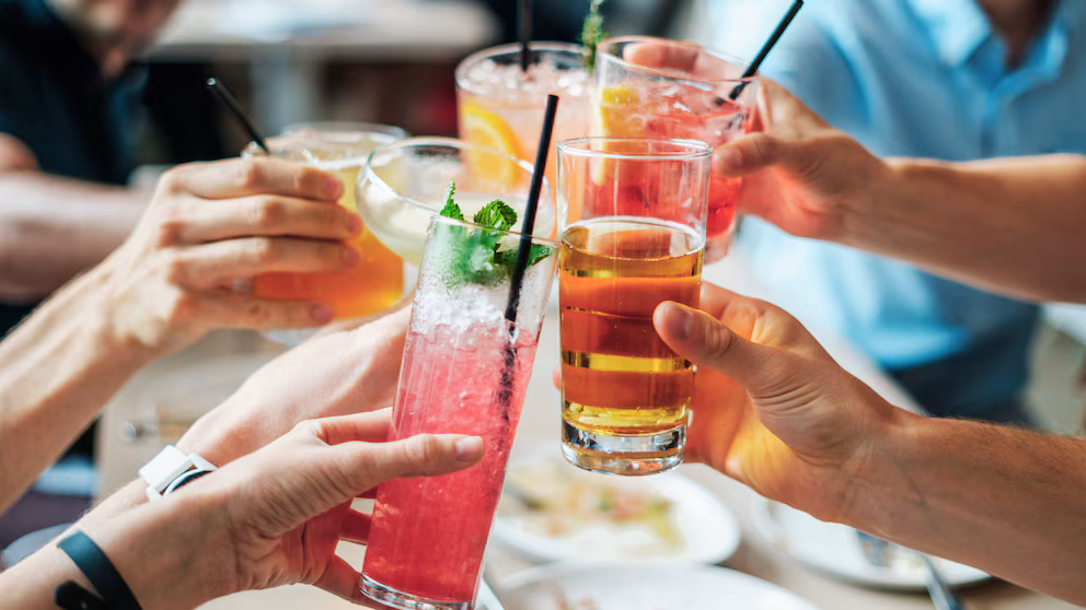 Mexicanos respaldan modificar horario y elevar edad mínima para consumir alcohol, según encuesta: 67% respalda subir impuesto Mexicanos respaldan modificar horario y elevar edad mínima para consumir alcohol, según encuesta: 67% respalda subir impuesto