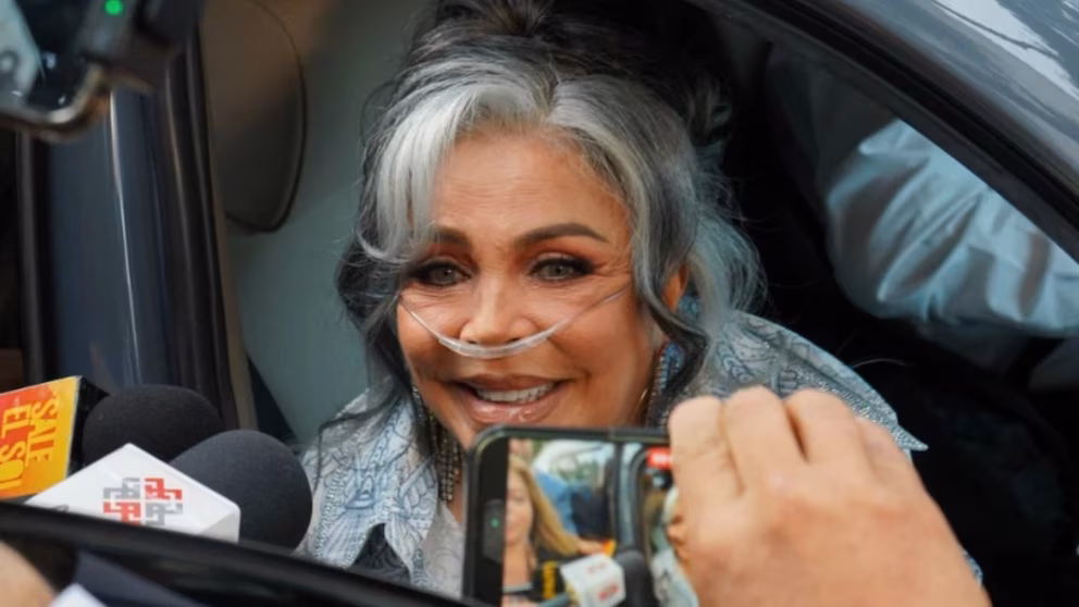 Reportan que Verónica Castro se sintió mal durante la graduación de Cristian Castro: “Se le bajó la presión” Reportan que Verónica Castro se sintió mal durante la graduación de Cristian Castro: “Se le bajó la presión”