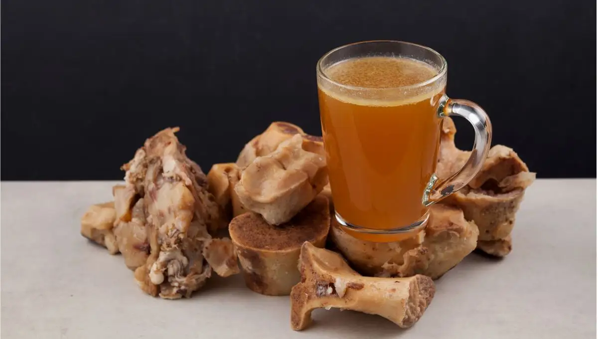 Para qué sirve cenar una taza de caldo de huesos y cómo prepararlo paso a paso