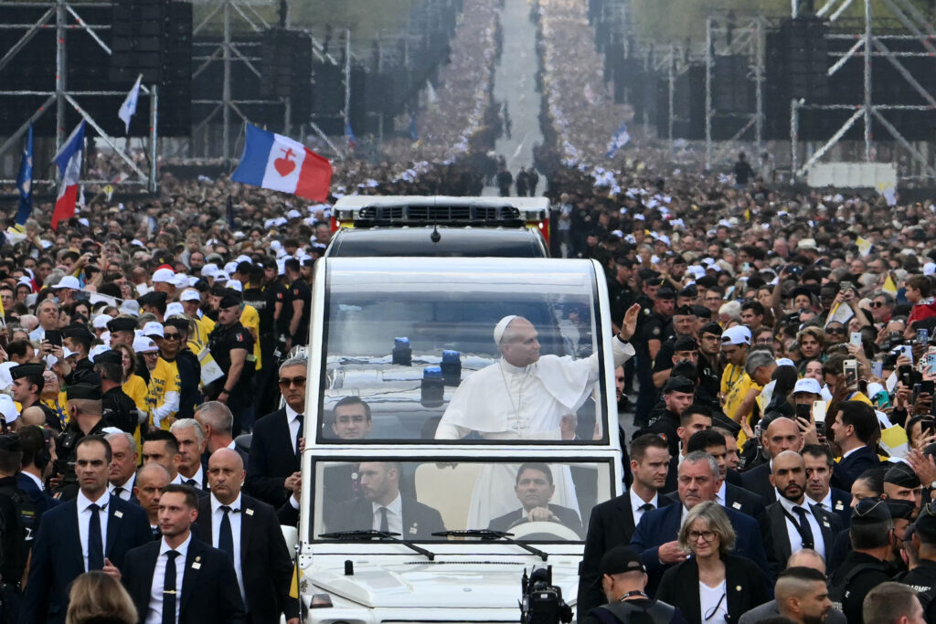 El papa León XIV defiende la dignidad humana en misa ante 700.000 personas en la plaza de la Concordia de París: “Ninguno de nosotros es un número” El papa León XIV defiende la dignidad humana en misa ante 700.000 personas en la plaza de la Concordia de París: “Ninguno de nosotros es un número”