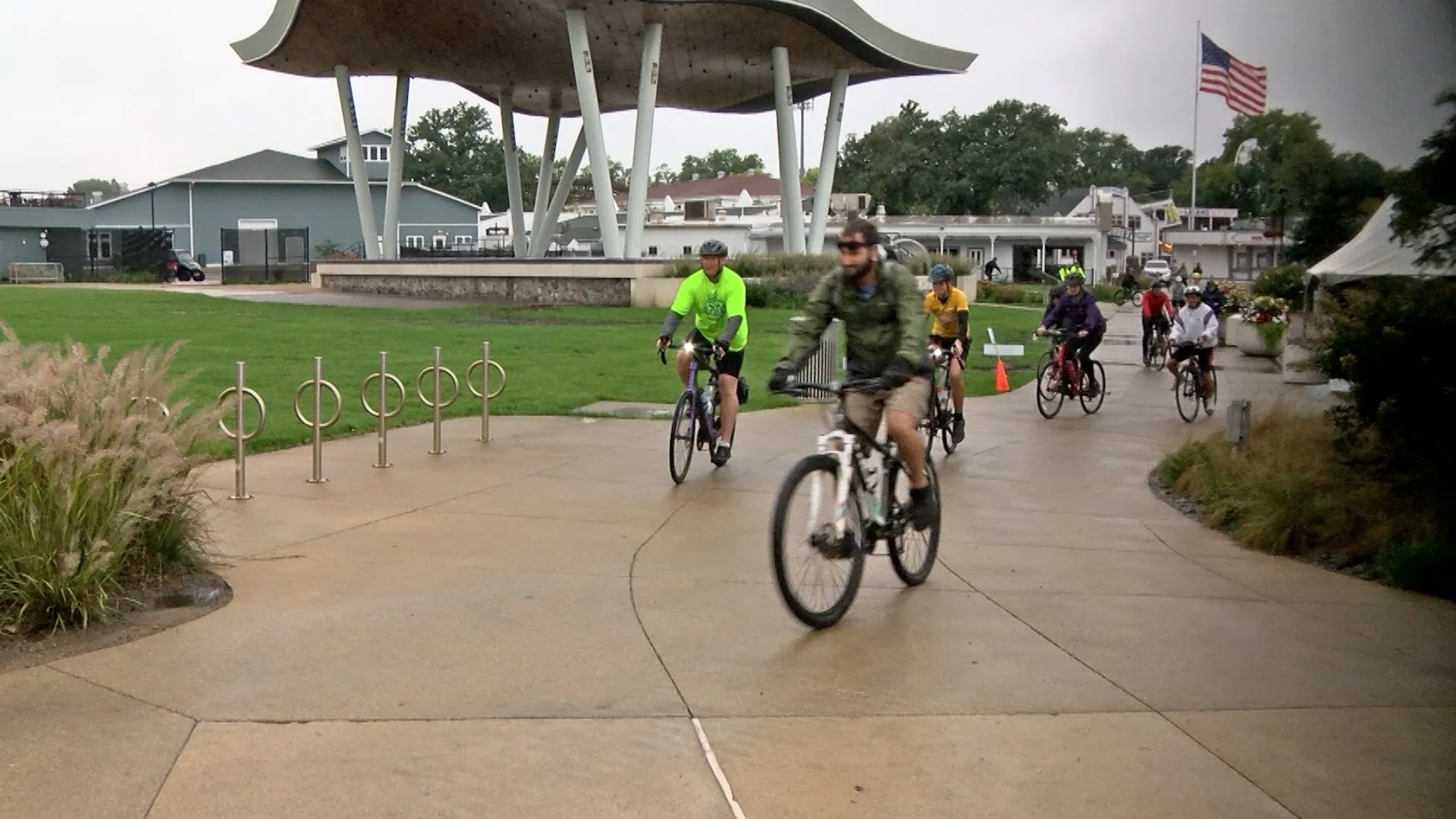 Decenas de personas participan en el paseo en bicicleta del Oktoberfest a pesar de la lluvia Decenas de personas participan en el paseo en bicicleta del Oktoberfest a pesar de la lluvia