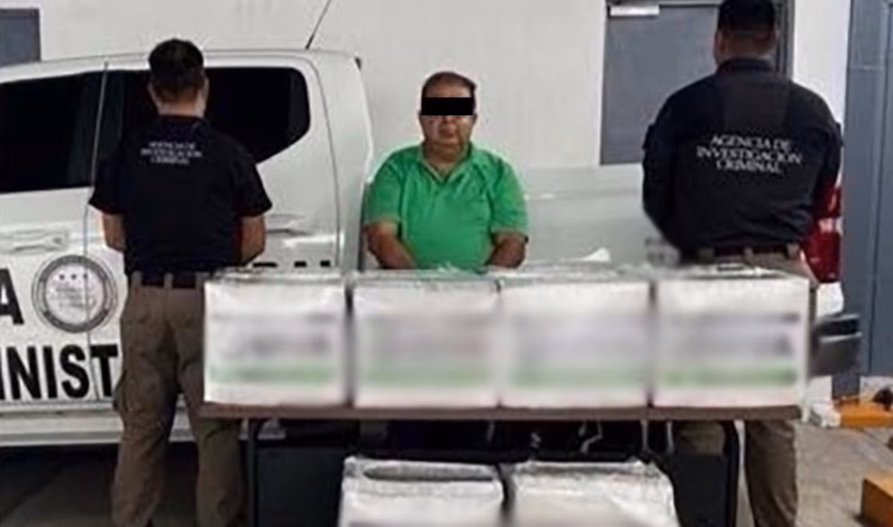 Ocultos entre cajas de fertilizante: así hallaron autoridades 217 litros de metanfetamina en La Paz, BC Ocultos entre cajas de fertilizante: así hallaron autoridades 217 litros de metanfetamina en La Paz, BC