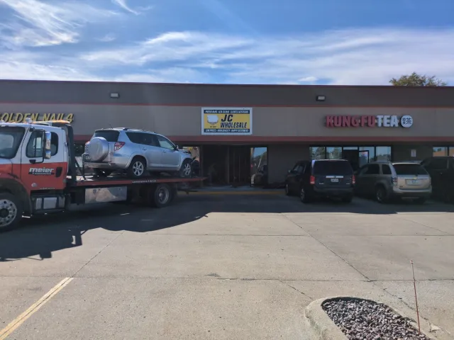 Un vehículo se estrella contra dos negocios en el lado norte de Sioux City Un vehículo se estrella contra dos negocios en el lado norte de Sioux City