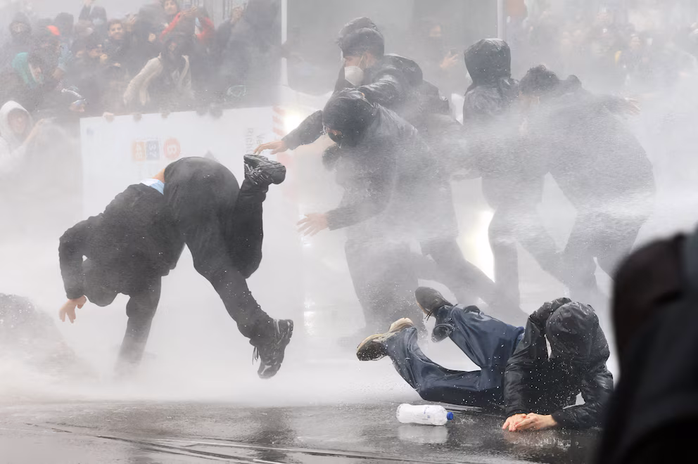 Disturbios en Bruselas: jóvenes y policías se enfrentan en la jornada de huelga nacional contra el ajuste Disturbios en Bruselas: jóvenes y policías se enfrentan en la jornada de huelga nacional contra el ajuste