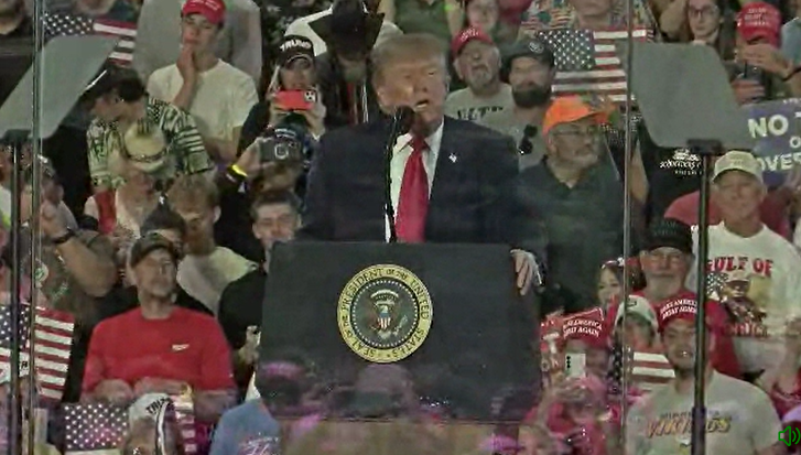 Partidarios y manifestantes del presidente Trump se congregan en el aeropuerto Sioux Gateway Partidarios y manifestantes del presidente Trump se congregan en el aeropuerto Sioux Gateway