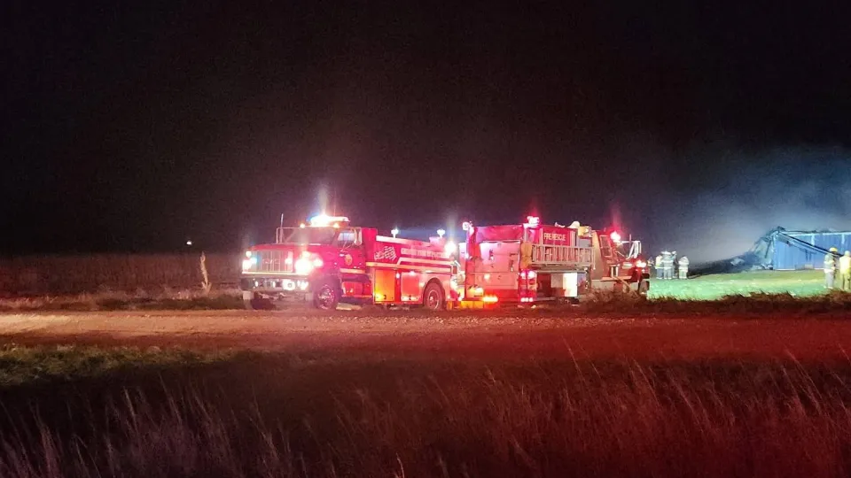 Más de 2.000 cerdos murieron en un incendio en un granero de Sibley Más de 2.000 cerdos murieron en un incendio en un granero de Sibley