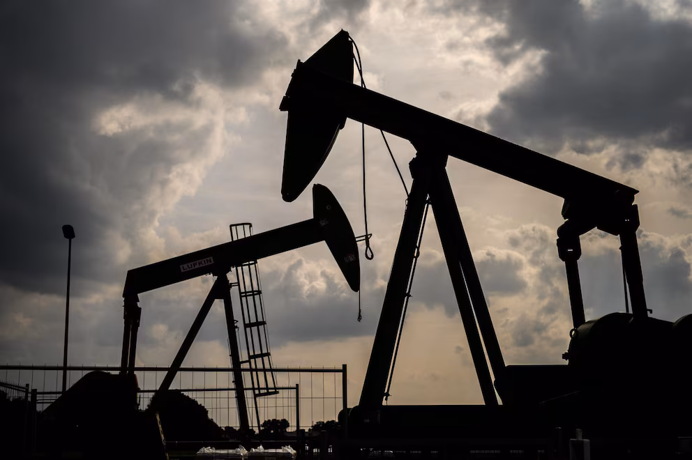 La mayor petrolera del mundo evacuó a su principal refinería por los ataques hutíes mientras sube el precio del barril de crudo