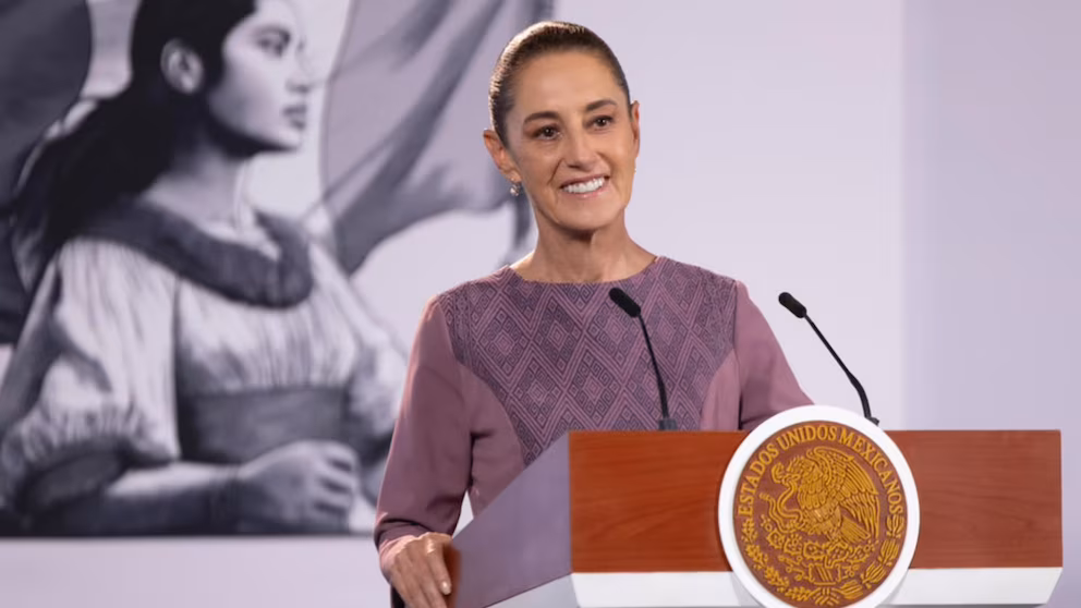 “Todo libro es político”: Sheinbaum agradece reconocimiento de AMLO y compara reaparición de expresidente con opinión de Calderón